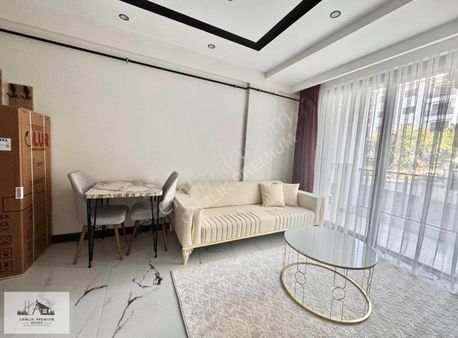 Başak Heykeli Üstü Sıfır Bina'da Ara Kat Balkonlu Suit Daire