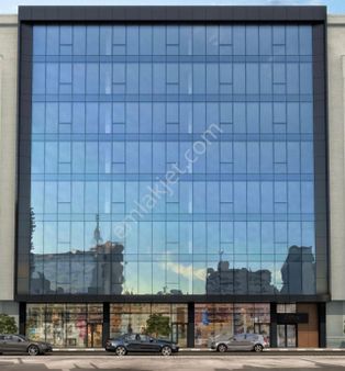 Sultangazi Bölgesinde Tramvay Caddesi'nde 900m² Satılık Dükkan