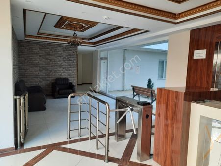Üniversite Yolu Üzerinde Kiralık 2+0 Ara Kat Daire
