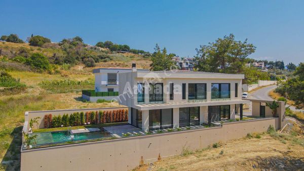 Kuşadası Soğucak'ta Full Deniz Manzaralı Ultra Lüks Villa