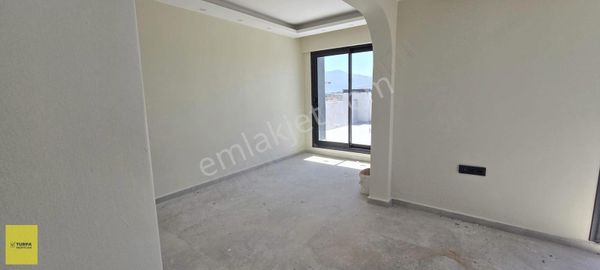 Bayraklı Manavkuyu Sakarya Cad. 3+1 Satılık Teraslı Çatı Katı