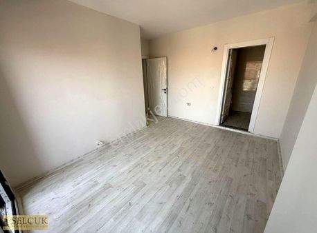 Selçuktan 2. Anafartalarda 3+1 Kapalı Mutfak Ara Kat Daire