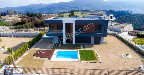 Satılık Lüks Villa – Ege’de Golf Sahasına Komşu, Panoramik Deniz Ve Doğa Manzaralı