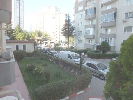 Esentepe Mahallesinde Site İçerisinde Kiralık 4+1 Kombili Daire