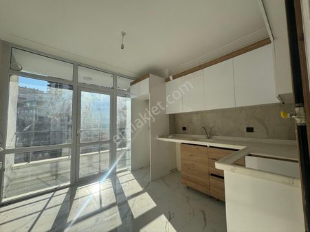 Ascelik"den" Arakatta Cadde Üzerinde Asansörlü 3+1 !!!!!