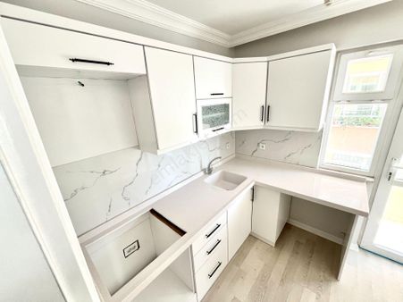 Cadde'den Sahile Yakın Yeni Binada Ön Cephe Geniş Kullanım 2+1