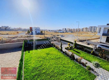 İldem Karşısında 400 M2 Arsa İçerisinde 3.5+1 Oturulur Villa