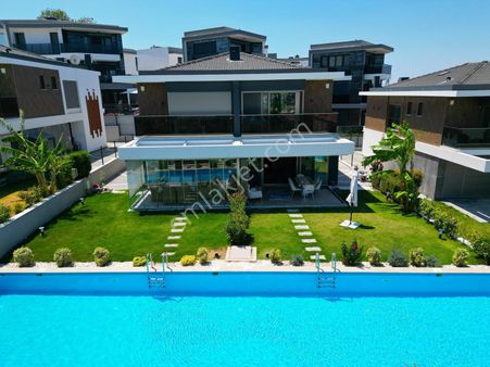 Kadınlar Denizi Mah Satılık 3+1 Geniş Bahçeli Verandalı Villa