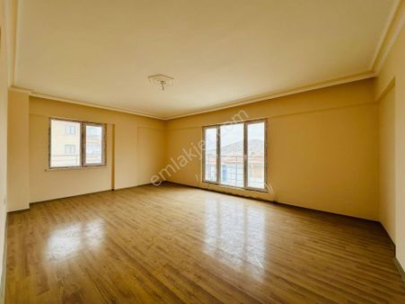 Karapürçek'te Uçaklı Park Yakınında Asansörlü Ebeveyn Banyolu 3+1 Ara Kat Satılık Daire !!