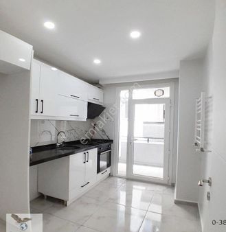 Avcılar D.köşklerde 1+1 Ayrı Mutfaklı 3 Yıllık Ara Kat Daire