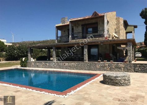 Çeşme Çiftlikte Denize Sıfır 5+2 Tribleks Satılık Villa