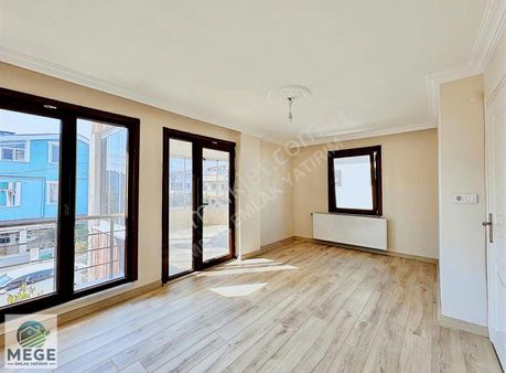 Megeden Yeniçiftlikte Asvalt Yola Cepheli Satılık Villa