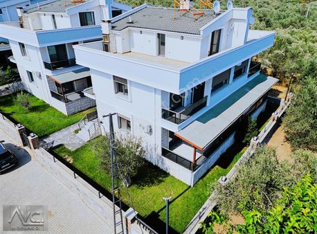 Avcı'dan Altınoluk'ta Bahçeli Müstakil Geniş Odalı Sıfır Villa