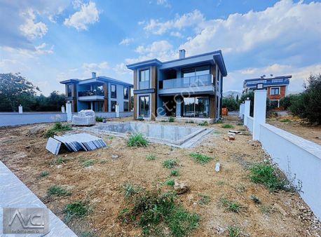 Avcı'dan Altınoluk Narlı'da 700m2 Arsa Havuzlu Müstakil Villa