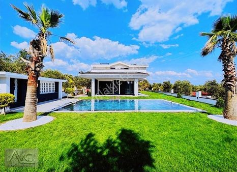 Avcı'dan Altınoluk 700m2 Arsalı Müstakil Havuzlu 5+1 Villa