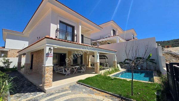 Kuşadası'nda Özel Havuzlu, Müstakil, Site İçinde Satılık Villa