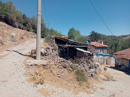 Komutanemlaktan Bergama İneşir Köyünde Köy Evi
