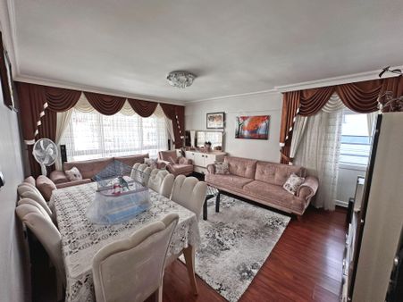 Şahintepe Mahallesinde Cadde Yakını Ön Cephede 3 Balkonlu 3+1 Satılık Daire