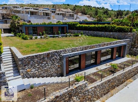 Urla Kekliktepede Müştemilatlı, Tek Katlı 5+2 Ve Havuzlu Villa