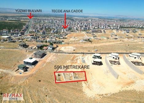 Tecde Mahallesi'nde 596 M² Taş Duvarlı, Parka Cephe Villa Arsası