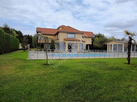 Büyükçekmece Tepekentte Havuzlu 2000 M2 Bahçe 6+1 Satılık Villa