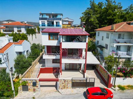 Kuşadası Kadınlar Denizi’nde Satılık Deniz Manzaralı 6+2 Tripleks Villa