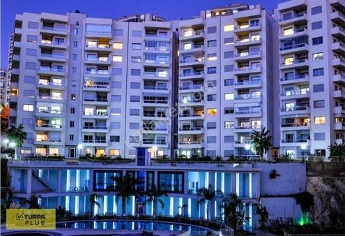 Narlıdere Deniz Doğa Manzaralı Havuzlu Otoparklı Satılık Daire