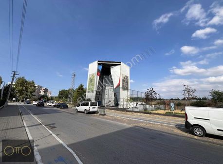 Otto'dan Yürüyüş Yolunda Geniş Metrekareli Dükkan