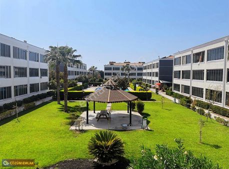 Çözüm Emlak'tan 1+1 Havuzlu Site İçerisinde Ara Kat Eşyalı Daire