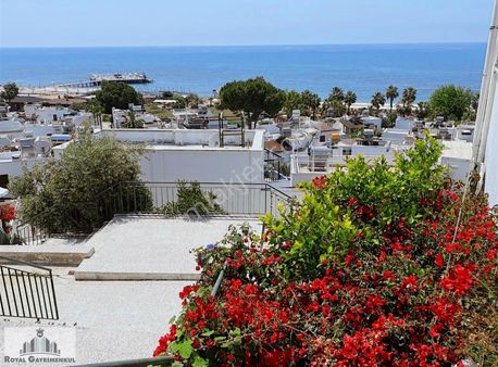 Side'de Denize Sıfır Sitede Satılık Dublex