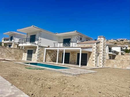 Foçaköy'de Özel Havuzlu Ultra Lüks 3+1 Dubleks Villa.