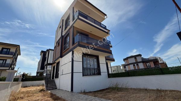 ▃▅▇ Eymen Emlak ▇▅▃ Merkezde Şık Dizaynlı Bahçeli 4+1 Villa