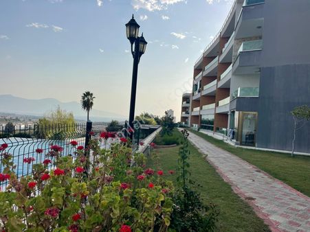 Kuşadası'nda Havuzlu Manzaralı Sitede Full Eşyalı 3+1 Satılık Daire