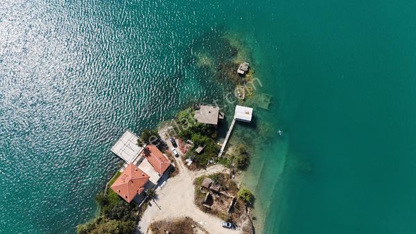 Gölün İçinde Taş Evle Birlikte Satılık Arazi