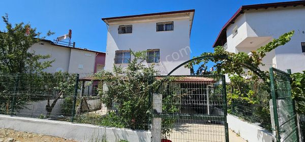 Kuşadası Soğucak Mevkiinde Yeşil Manzaralı Bahçeli Triplex Villa 🌿
