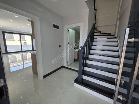 Deniz Manzaralı Havuzlu Sıfır Villa