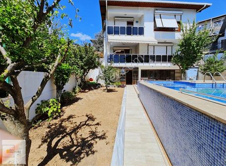 Bayramoğlunda Denize Sıfır, Havuzlu, 7+2 Tripleks Yalı