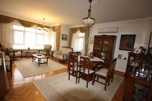 Bahçelievlerde Genç Binada 3+1 Katta Ön Otoparklı Boş