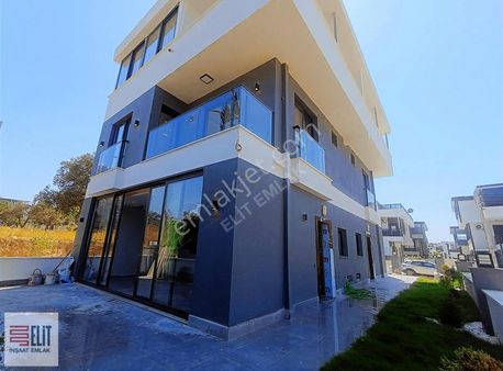 Didim'de Deniz Manzaralı Geniş Teraslı Villa