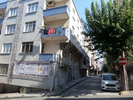 Bağcılar Yıldıztepe Mh 2+1 Cad 200 M. D.gaz Sobalı 1.ara Kat Balkonlu