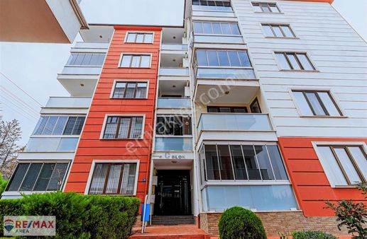 Remax Area Dan Balat Da Satılık Ara Kat 3+1 Köşe Daire