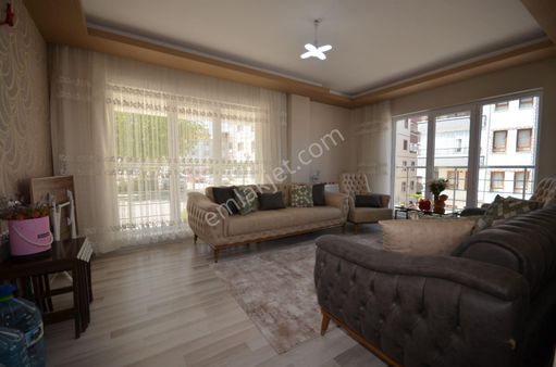 Altınşah Emlak'tan Cumartesi Pazarı Yakını Yeni Binada 3+1