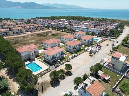 Muhteşem Plaja Yalnızca 300 Metre Havuzlu Sitede Sıfır 2+1 Satılık Daire