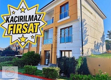 Prestijli Sitede Merkezi Konumda Villa Denize Yakın