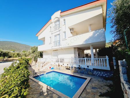 Akbük'te Köşe Konum'da Müstakil Site İçi Full Eşyalı 4+1 Havuzlu Villa
