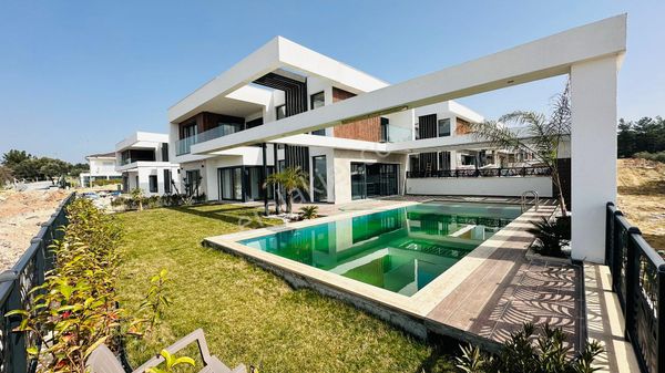 Geniş Bahçe Alanı,580 Arsa Alanı,full Deniz Manzaralı 4+2 Konsept Fırsat Villa
