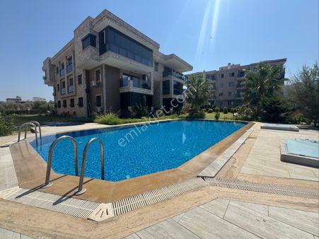 Davutlar Bölgesinde Mimarisiyle Dikkat Çeken Havuzlu Daire