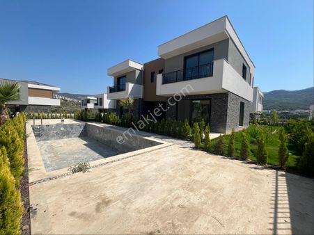 Davutlar Bölgesinde Bahçeli 3+ 1 Ortak Havuzlu Villa