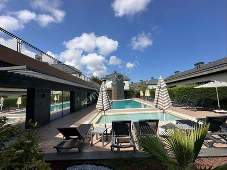 *realty World* Zekeriyaköyün En Özel Sitesinde Satılık Tripleks