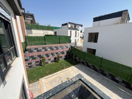 Aktiften Körkün Mimarsinan'da Bireysel Havuzlu 5+1 Satılık Villa